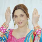 Ankita Lokhande Instagram - Being who i want to be, not who others wish to see. Get ready with me and create your super fun look with @blueheavencosmetics. Use my code AKL002 and avail flat 40% off on Purplle.com on Blue Heaven Cosmetics. Participate in the contest by making or remixing a reel using the “saj dhaj ke song” and win gift hampers by Blue Heaven. #SajDhajIndia