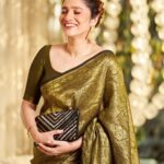 Ankita Lokhande Instagram - सिलाई आदि का निशुल्क प्रशिक्षण प्रदान कर रोज़गार दिया जा रहा है! यहाँ के खादी एवं सूती वस्त्र सुंदर तो हैं ही पर स्वास्थवर्धक, अहिंसक एवं त्वचा के अनुकूल हैं। भारत पुनः प्रति भारत हो और कालजयी भारतीय हस्तशिल्पों की यह समूची धरोहर हर युग मैं बनी रहे यही चल चरखा का उद्देश्य है। इस पुनीत कार्य को करने के लिए आइये चल चरखा के उत्पादो को अपना कर हज़ारों महिलाओं को आत्म निर्भर बनाये। उनके बच्चों को शिक्षा और उनके घर मे खुशियों के दीप जलाए। #अपनापन #अहिंसा #खादी #हथकरघा #हैंडलूम #आत्मनिर्भरभारत #बुनकर #apnapan #hathkargha #handloom #handloomweavers #employment #wellbeing #harmfreeclothing #noanimalcruetly #atmanirbharbharat #vidyasagar_ji_maharaj #weaver #रोजगार #अहिंसा #स्वास्थ्य #हस्तनिर्मित_वस्त्रों #हथकरघा #हैंडलूम