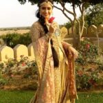 Apsara Rani Instagram - Kesariya Baalam Aao ni Padhaaro mhare desh🌹 . . . . Bts of ATREYI A shoot very close to my heart❤️ Designer- @page3studiobyunaismustafa #apsara #apsararani #rajasthan #shoot #bts #princessatreyi
