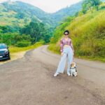 Apsara Rani Instagram - Zindagi ek safar hai suhaaana❤️🐶🐾 @princeharry18_ . . . #roadtrip #familyfirst #harrythebeagle #apsara #apsararani
