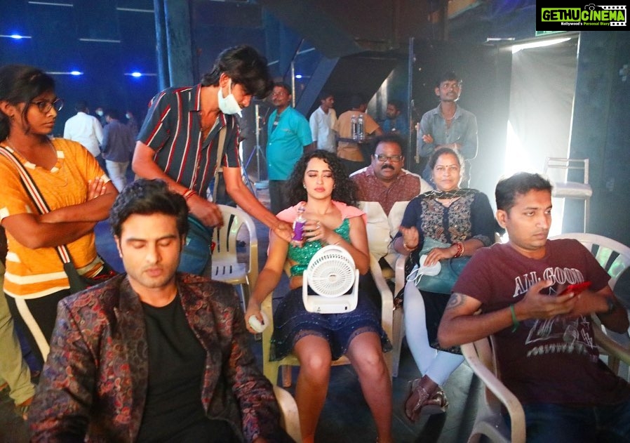 Apsara Rani Instagram - On set #behindthescenes 💃 . . . #apsara #apsararani #actorlife #onset #shoot #dancing #papathopailam #boombaddal RamojifilmCity-Hyderabad