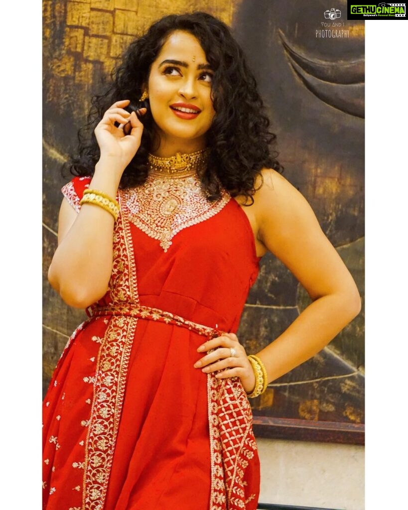 Apsara Rani Instagram - Why burn a patakha when you can be one!💥 Happy Diwali to all of you, have a safe and fun Diwali🪔🎊🎉🕉 📸 @you_and_iphotography . . . #apsara #apsararani #diwali #diwalioutfit #diwalicelebration