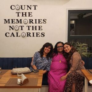 Archana Suseelan Instagram - Happiness is meeting an old friend after long  time and feeling that nothing has changed 🥰🥰 Love you Didi and Amma 🤗