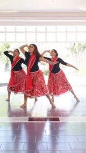 Archana Suseelan Instagram - Chikni Chameli.... 
.
.
.
#dancereels #danceindia #celebrity #celebritylifestyle #malayalamcinema #choreo #choreographer #dancersofinstagram #dancers #bollywoodsongs #bollywoodhot #desigirls #desigirlswag #reelkarofeelkaro #reelitfeelit❤️❤️ #costume #rythm #dancekochi 
Choreo: @kapzsush1915
@archana_suseelan 
@reaah10 
@cues_nest
