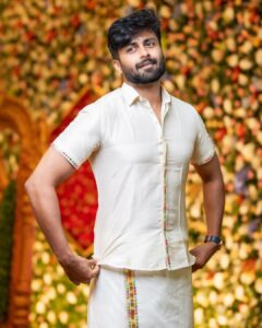 Ashwin Kumar Instagram - பட்டாசு போல கவலைகள் சிதறிட..
மத்தாப்பு போல மகிழ்ச்சிகள் மலர்ந்திட..
அனைவருக்கும் இனிய
தீபாவளி நல்வாழ்த்துக்கள்!! 🪔🧨🎇

📸 Sundar Photography
🥼 @anushaa13