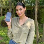Athiya Shetty Instagram - Rasta chaahe chota ho ya bada, #NokiaC3 aapka saath kabhi nahi chodega. Aap bhi try karo the all new Nokia C3 and enjoy karo iske amazing features, power packed performance and stunning looks. @NokiaMobileIn, thank you guys, I am totally in love. 😍
