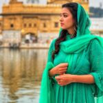 Barkha Bisht Sengupta Instagram - Day 2 of promotions started with blessings at the golden temple. #blessed #Mukhbir 11th Nov. @zee5 Wearing: @theworldofbhasha Styled by : @stylebyriyajn Jewellery: @outfitsbyriyajn Managed by : @silverbell.networks Golden Temple, Amritsar, India