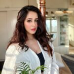 Chahatt Khanna Instagram - Days of life … #chahattkhanna #white #mood #plant #home #myspace #sunshine #magichour #evenings #naturalhair