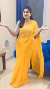 Chaitra Rai Instagram - 💛⭐️🌻

#reels #reelsinstagram #reel #oldisgold #saree #trending #reelsinstagram #trendingreel #reelkarofeelkaro #telugu #hit #song #feelthesong #teluguactress #kannadaactress #timepass #reelvideo #thankful #chaithrarai17❤️