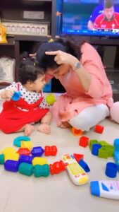 Chaitra Rai Instagram - Bujji kanna♥️🧿
@nishkashetty_official 

#babyandmommy #playing #time #babygirl #reelsindia #trendingreels #thankful #nishkashetty #chaithrarai17