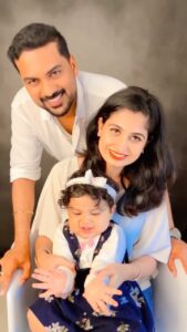 Chaitra Rai Instagram - 👨‍👩‍👧🧿♥️
@nishkashetty_official 
@prasannashetty17 

#family #wethree #daughter #dad #mommy #lovinglife #reelsinstagram #trending #reels #thankful #chaithrarai17