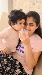 Chaitra Rai Instagram - Awww that hug 😘💗🧿 @nishkashetty_official 

#baby #babiesofinstagram #momandbaby #naughtybaby #dramaqueenbabygirl #tinymomentsofnishka #toddler #toddlerlife #momlife #trending #reelsinstagram #reelitfeelit #reelsindia #thankful #chaithrarai17 #nishkashetty
