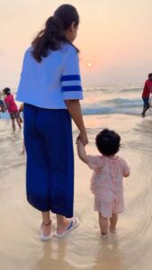 Chaitra Rai Instagram - Beach vibes🌊☀️♥️🧿
@nishkashetty_official 

#beach #beachvibes #beachlife #beachgirl #momandbaby #babygirl #trending #babyofinsta #trendingreels #tamil #song ##leecooper #thankful #nishkashetty #chaithrarai17