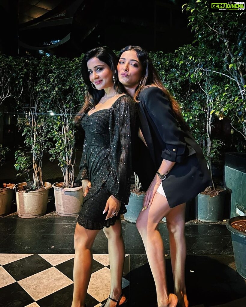 Chhavi Pandey Instagram - “It’s not that diamonds are a girl’s best friend. But it’s your friends who are your diamonds.” 👭🏻my diamond @chhavvipandey ❤️💋 #afreenalvi #chhavipandey #friendsforever #girls #entertainers #friends #forlife #blessed #happy #thankful ✨ BKC