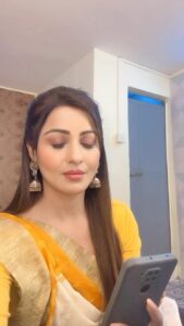 Chhavi Pandey Instagram - #hellogoogle 🤣 #reels #instareels #reelitfeelit #funnyreels#funnyvideos 😛 #trending #trendingreels