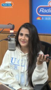 Debattama Saha Instagram - Talented singer, actress & influencer, the recent #shehzada sensation @debattama_sah has a magical voice, doesn't she? 🎶🎵

@debattama_sah @archanaapania

#music #debattamasaha #debattamasaha_official #singer #actor #radiocity #kesariya #arijitsingh