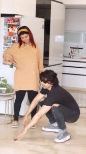 Debina Bonnerjee Instagram - Thought of doing this challenge right with a real life situation of ours. 
.
Will you call me a hands on husband now 😉
.
.
.
.
#gurbina #debinabonnerjee #gurmeetchoudhary #reels #reelsinstagram #trendingreels #mondaymotivation