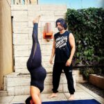 Debina Bonnerjee Instagram - When life turns you UPSIDE DOWN… simply adjust your view. . “ALSO TO BE NOTED, I HAD A STRONG INVERSION PRACTICE BEFORE I WAS PREGNANT. I DIDN’T GET KNOCKED UP AND THEN Thought , ‘HEY, GOING UPSIDE DOWN WOULD BE A COOL PHOTO.” Also…. (mama’s intuition always ALWAYS trumps any other “rule.” If it doesn’t feel right, don’t do it!) . been doing it for years and felt safe and secure going upside down…. continued for as long as I felt it’s a good idea. Remember that during pregnancy your center of gravity shifts so much so quickly that your balance might be questionable. Here ➡️ * Enlisted the help my strong partner with his eyes glued on me and alert (also a go ahead by an experienced yoga teacher) . #headstand #🤰 #🙃 #partnersupport @guruchoudhary