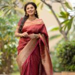 Delna Davis Instagram - Banarasi silk saree with weaving gold zari & nice exclusive small butti design from @dfw_malaysia
