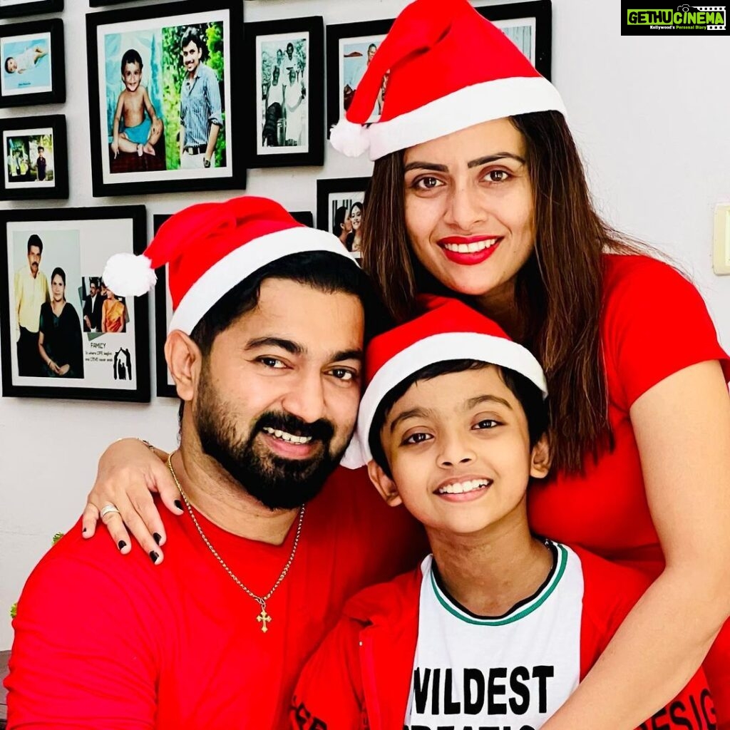 Dhanya Mary Varghese Instagram - Happy Christmas to you all ❤️🎂🎄 #christmas #christmas2022 #withfamily #johnjacob #dhanyamaryvarghese