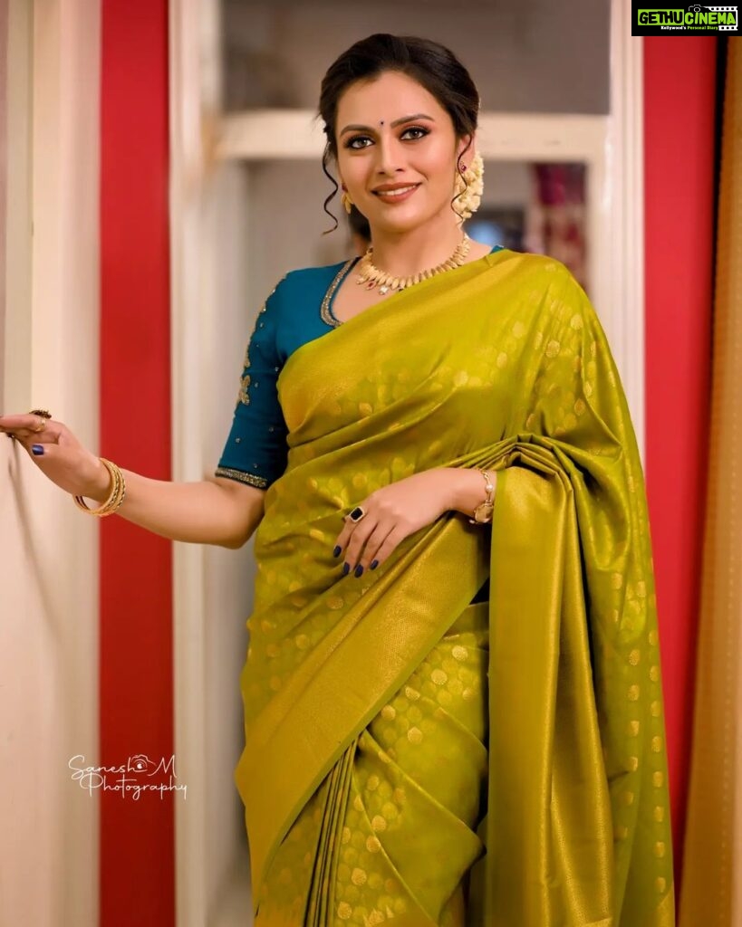 Dhanya Mary Varghese Instagram - The joy of dressing is in wearing a saree💙 🥻 :@thanzscouture 📸 :@saneshphotography MUA :@divyas_makeover_ Edit :@syamkumar_ms #dhanyamaryvarghese #actress #movie #modelling #modellife #dancer #seetha #seethakalyanam #asianet #tv #serial #saree #sareelove #sareedraping #greensaree #blue #bluegreen #ethinic #ethinicstyle #ethinicjewellery #ethicalfashion #ethinicwear #ethi#sareefashion #sareelover #sareelovers #biggboss #biggbossmalayalamseason4 #biggbosstop5