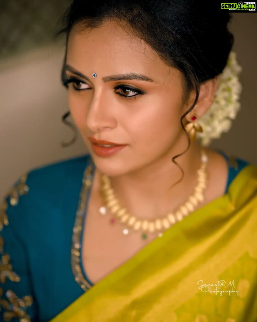 Dhanya Mary Varghese Instagram - Traditional 💙 📸 @saneshphotography MUA @divyas_makeover_ 🥻 @thanzscouture #dhanyamaryvarghese #actor #model #dance #photooftheday #photography #traditionalwear #jewellery #flower #hair #hairstyles #hairart #makeupideas #biggbossmalayalam #biggbosstop5 #biggbossmalayalamseason4 #bigboss #actress #movies #saree #greensaree #blue #blueblouse💙 #traditionalwear #style #stylish
