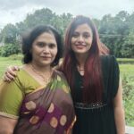 Dhanya Mary Varghese Instagram - എന്നെ ഞാനാക്കിയ, എനിക്കുവേണ്ടി ഊണും ഉറക്കവും കളഞ്ഞു എന്റെ എല്ലാ ആവശ്യങ്ങൾക്കും എന്റെ കൂടെ എന്നെക്കാൾ വേഗത്തിൽ നടന്ന എന്റെ സ്നേഹനിധിയായ എന്റെ അമ്മയ്ക്ക് ഒരായിരം ജന്മദിനാശംസകൾ 💝🎂Happy Birthday mummy😘 Pc:@johnbeinglittlejohn #dhanyamaryvarghese #mother #motherlove #birthdaygirl #happybirthday #actresses #actresslife #coolmom #coolmoms #strongwomen #stronglady #strongladies