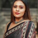 Dhanya Mary Varghese Instagram - Draped in an Ajrak printed Silk Saree🖤🤍 by @byhand.in MUA:@divyas_makeover_ 📸 :@gladmantisphotography #dhanyamaryvarghese #actress #model #dancer #sareelove #saree #ajrak #silk #silksarees #biggboss #biggbossmalayalam #fashionmodel #fashion #photooftheday #photoshoot