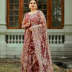 Dhanya Mary Varghese Instagram - Eid Mubarak ✨️🩷 MUA : @divyas_makeover_ DOP : @jeevas_gladmantis @_raylightsphotography_ 👗 : @thanzscouture #dhanyamaryvarghese #actress #model #dancer #salwarsuits #elegant #malayalammovies #malayalamserial #biggboss #biggbossmalayalamseason4 #photography #photooftheday #photoshoot#eidmubarak #eid #eidcollection #festival