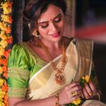 Dhanya Mary Varghese Instagram - ഈ ഉത്രാട പുലരി ഏവർക്കും സന്തോഷവും സമാധാനവും നിറഞ്ഞ ഒരു ദിനം ആശംസിക്കുന്നു. Wishing you all a happy and prosperous Onam. . . . . #happyonam #dhanyamaryvarghese #alapattfashionjewellery #bestintrivandrum #goldnecklace #goldearrings #goldrings #goldoffer #alapattfashion #jewellerydesign #jewellery #trending #onamshoot #productphotography #photography