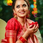 Dhanya Mary Varghese Instagram - Wish you all a euphoric, prosperous, colorful, healthy, wealthy and fun-filled Onam! Let this season brings you all lot of good luck, peace of mind, happiness and all that you wish! Costumes : @byhand.in MUA Hair and Styling: @divyas_makeover_ DOP: @jeevas_gladmantis @_raylightsphotography_ Ornaments: @dheeksha.jewels #dhanyamaryvarghese#johnjacob #lifewithjod #byhand #onamwear #onamcelebration #malayalamcinema #daya #seetha #deepak #indianwear#ethinicwear #byhandclothing #ethicalfashion #byhandkochi #cottonfabric #malayalamactress #malayalamactor #maheshwarisilk #maheswarisarees