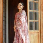 Dhanya Mary Varghese Instagram - Eid Mubarak 🩷🩷🩷 MUA : @divyas_makeover_ DOP : @jeevas_gladmantis @_raylightsphotography_ 👗 : @thanzscouture #dhanyamaryvarghese #actress #model #dancer #salwarsuits #elegant #malayalammovies #malayalamserial #biggboss #biggbossmalayalamseason4 #photography #photooftheday #photoshoot#eidmubarak #festival#eid