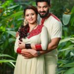 Dhanya Mary Varghese Instagram - ഏവർക്കും തിരുവോണദിനാശംസകൾ Costumes: @byhand.in Make up Hair and Styling :@divyas_makeover_ DOP :@jeevas_gladmantis Ornaments : @dheeksha.jewels #johnjacob #dhanyamaryvarghese #actors #Asianet #lifewithjod #anvitha #ഓണംവയർ #onam2022 #anarkali #anarkalisuits #ethnicwear #ethnic #fashion #cottonfabric #handloomfabric #handloomfashion #byhandkochi #ethicalfashion #byhand_india #casualouting #sustainablefashion #byhandclothing #byhand #indianwear #ethnicwear #ethicalfashion #inclusivefashion #indianwear #sustainablefashionbrand #vocalforlocal