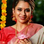 Dhanya Mary Varghese Instagram - Happy Onam❤️ Costumes : @byhand.in MUA Hair and Styling: @divyas_makeover_ DOP: @jeevas_gladmantis @_raylightsphotography_ Ornaments: @dheeksha.jewels #dhanyamaryvarghese#johnjacob #lifewithjod #byhand #onamwear #onamcelebration #malayalamcinema #daya #seetha #deepak #indianwear#ethinicwear #byhandclothing #ethicalfashion #byhandkochi #cottonfabric #malayalamactress #malayalamactor #maheshwarisilk #photooftheday #photos #photographers #onam #onamsaree #onamcelebration #onam2022