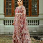 Dhanya Mary Varghese Instagram - Eid Mubarak ✨️🩷 MUA : @divyas_makeover_ DOP : @jeevas_gladmantis @_raylightsphotography_ 👗 : @thanzscouture #dhanyamaryvarghese #actress #model #dancer #salwarsuits #elegant #malayalammovies #malayalamserial #biggboss #biggbossmalayalamseason4 #photography #photooftheday #photoshoot#eidmubarak #eid #eidcollection #festival