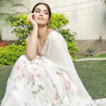 Diana Penty Instagram - Six yards of love 💕 Saree by: @anavila_m Earrings: @aulerthofficial x @tribebyamrapali Style by: @namitaalexander MUAH: @gpkritikos #trendingreels #reels #trendingsongs #chandbaliyan #song #hindisongs #makeup #hairstyles #ootd #saree #sareelove #fashion #reelsinstagram #reels #reelindia #delhi #delhigram