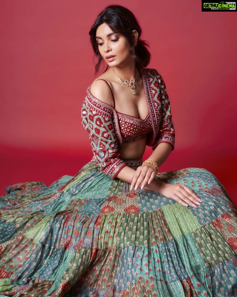 Diana Penty Instagram - गरबा रेडी 💃 Outfit & Jewellery: @anitadongre HMU: @shraddhamishra8 Styling: @namitaalexander 📸: @kvinayak11