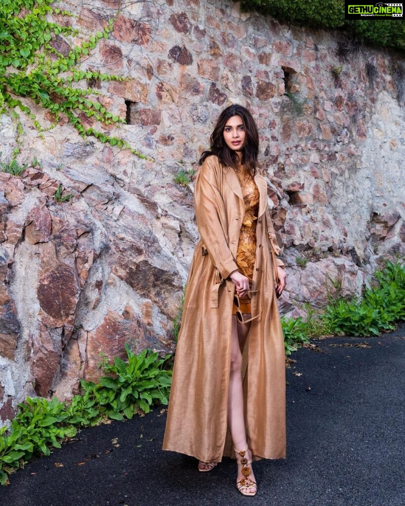 Diana Penty Instagram - My last day on the French Riviera, in @albertaferretti 😍 Au revoir Cannes…until we meet again ❤️ Full look: @albertaferretti Stylist: @namitaalexander Style team: @thanishqkokare Make Up/Hair: @shraddhamishra8 Photographer: @eastmancolourr Videographer: @amitsingh.dop, @shakeelbinafzal #GreyGoose #ViveLeVoyage @festivaldecannes, @greygoose @fetch_india Cannes, France