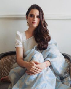 Ekta Kaul Instagram - Elegance never goes out of style. 
Reigning my love for sarees. 💕💕
.
.
.
.
.
.
.
Captured by @gourabganguli 
Hmua @therealdevikathapa 
Saree @beatitude_stories