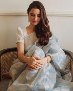 Ekta Kaul Instagram - Elegance never goes out of style. 
Reigning my love for sarees. 💕💕
.
.
.
.
.
.
.
Captured by @gourabganguli 
Hmua @therealdevikathapa 
Saree @beatitude_stories