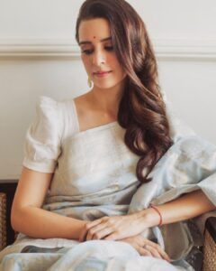 Ekta Kaul Instagram - Elegance never goes out of style. 
Reigning my love for sarees. 💕💕
.
.
.
.
.
.
.
Captured by @gourabganguli 
Hmua @therealdevikathapa 
Saree @beatitude_stories