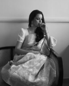 Ekta Kaul Instagram - Elegance never goes out of style. 
Reigning my love for sarees. 💕💕
.
.
.
.
.
.
.
Captured by @gourabganguli 
Hmua @therealdevikathapa 
Saree @beatitude_stories