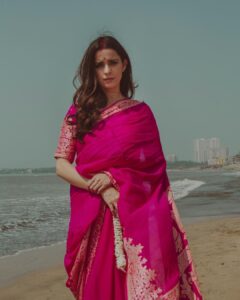 Ekta Kaul Instagram - Through the eyes of @gourabganguli.. 💕💕
After a fun shoot and a decent breakfast and a lot of fights! 😝😝

You are magic @gourabganguli please Baki photos bhi edit kar do 🙏🏻🙏🏻🙏🏻 😭😂

Wearing : @kosataga.in 
Make up and hair @therealdevikathapa
Extensions @divadivinehair