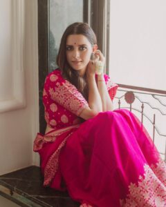 Ekta Kaul Instagram - Through the eyes of @gourabganguli.. 💕💕
After a fun shoot and a decent breakfast and a lot of fights! 😝😝

You are magic @gourabganguli please Baki photos bhi edit kar do 🙏🏻🙏🏻🙏🏻 😭😂

Wearing : @kosataga.in 
Make up and hair @therealdevikathapa
Extensions @divadivinehair