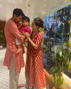 Ekta Kaul Instagram - Happy Diwali everyone ! 
May the light of diya guide you to the way of happiness. 
May every aspect of your life becomes luminous. 
And may you be healthy and happy. 🌈🌈💕💕

दीपावाली की हार्दिक शुभकामनाएँ 💥💥

Don’t burn crackers 🙏🏻🙏🏻

Wearing @aachho 
Ved 👕 @littlelovebespoke