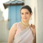 Ekta Kaul Instagram - May your happiness overflows. And your life glows. 💥💥🌈🌈🌟🌟 Happy choti deepawali. 🌻🌻 #avoidmypatheticrhymingskills . . . . Wearing @vilaasinie Jewellery @oshri.accessories Mua @therealdevikathapa Captured by @elevengates