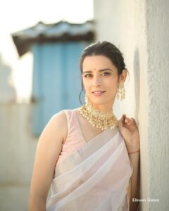 Ekta Kaul Instagram - May your happiness overflows. 
And your life glows. 💥💥🌈🌈🌟🌟

Happy choti deepawali. 🌻🌻

#avoidmypatheticrhymingskills
.
.
.
.
Wearing @vilaasinie 
Jewellery @oshri.accessories 
Mua @therealdevikathapa 
Captured by @elevengates