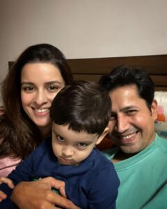 Ekta Kaul Instagram - Happy new year! 💕💕
Ved’s new year resolution is on his face ! 😭😭