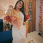 Falaq Naaz Instagram - Eid Mubarak ❤️ . . . #eidmubarak #falaqnaaz #réel #trendingreels #viralreels
