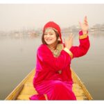 Falaq Naaz Instagram - Did this 🙈🥰❤️ . . . #kashmiriattire #dallake #falaqnaaz #kashmir #kashmirilook #picoftheday #trending #travel #travelgram Dal Lake, Srinagar